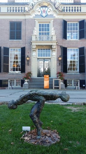 Kasteel Groeneveld with a bronze by Jeane Seah on the lawn