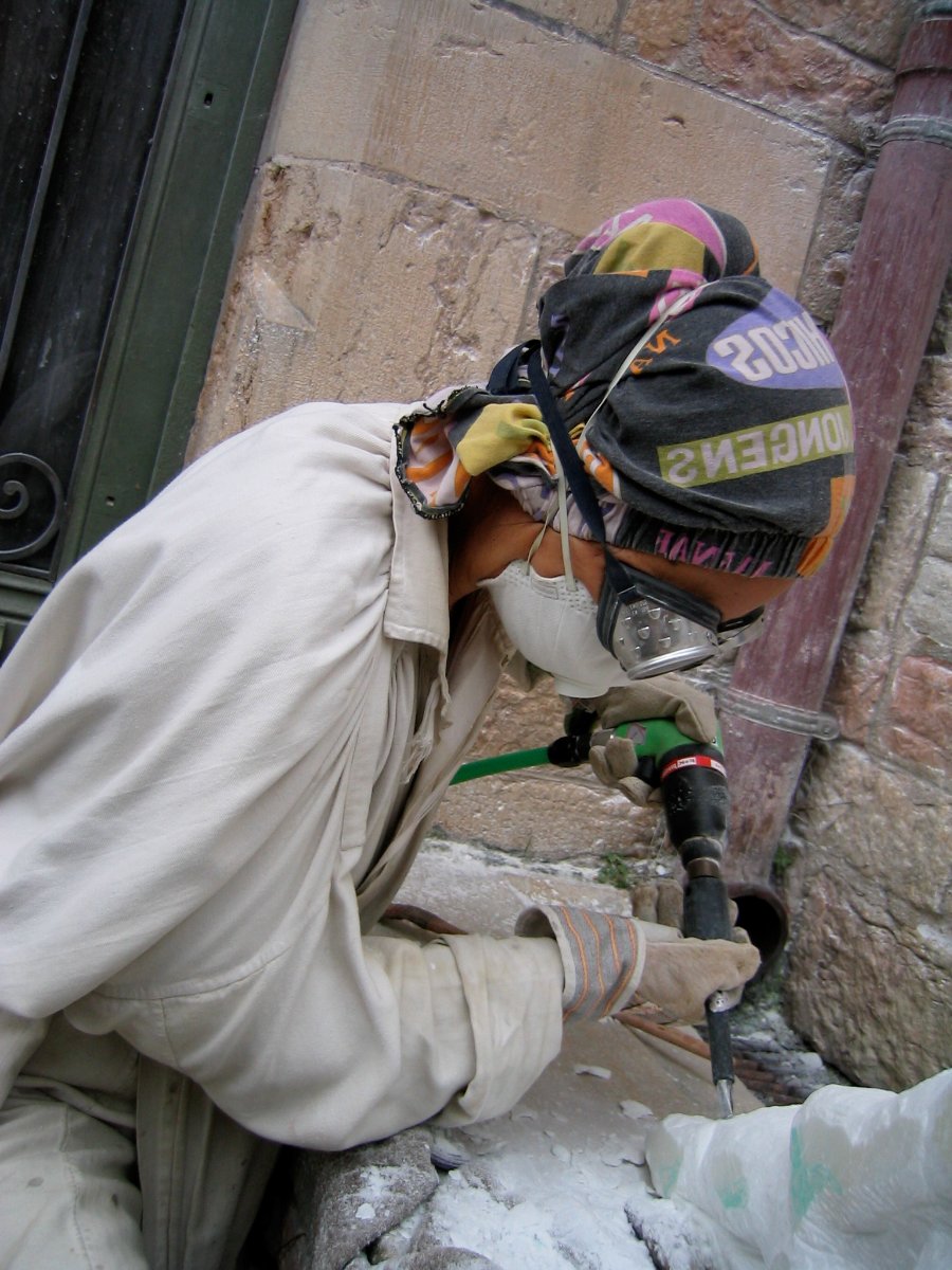 Jeane Seah carving stone